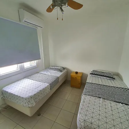 Poseidon 51 - Beachfront Two Bedroom Apartamento