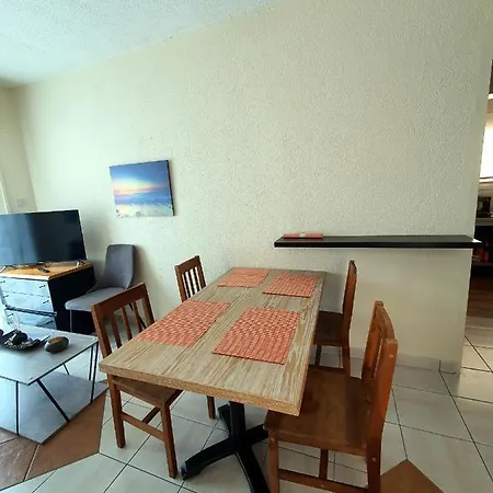 Poseidon 51 - Beachfront Two Bedroom Appartement *