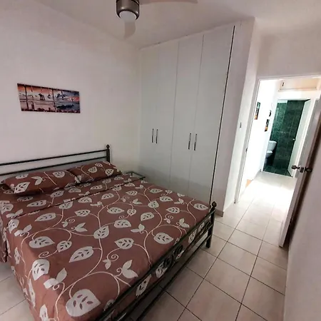 Poseidon 51 - Beachfront Two Bedroom Appartement