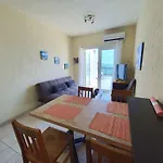 아파트 Poseidon 51 - Beachfront Two Bedroom 파포스