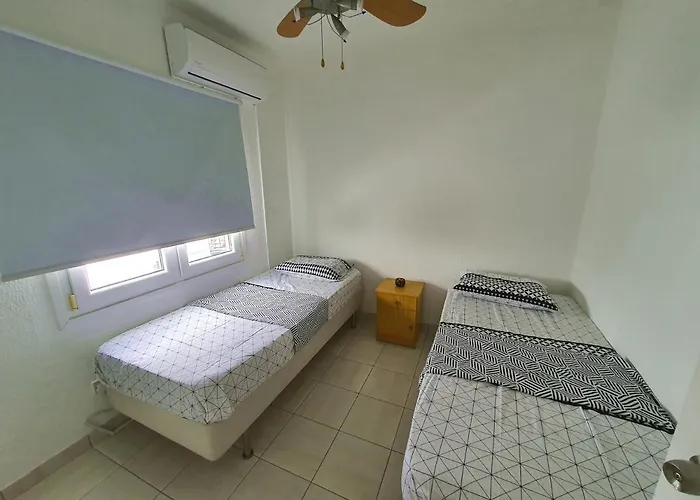 Poseidon 51 - Beachfront Two Bedroom Appartement