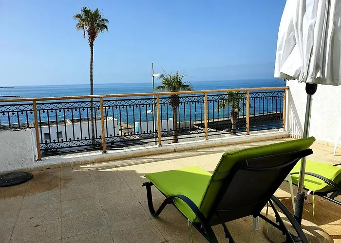 Poseidon 51 - Beachfront Two Bedroom Apartman